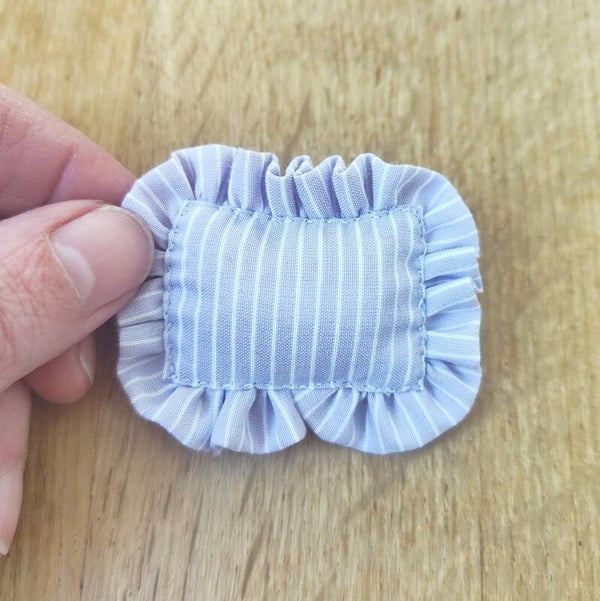 Kussentje met Ruches Lila wit streepje