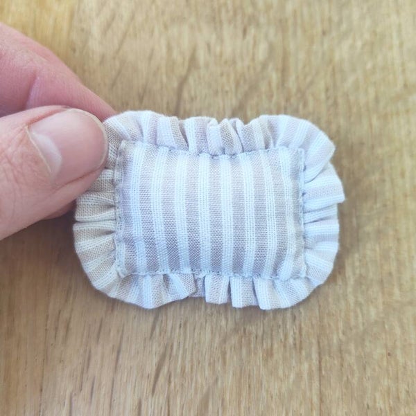 Kussentje met Ruches beige wit streepje