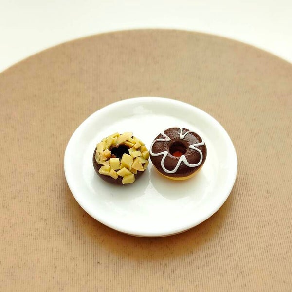 Chocolade donuts met bloem en nootjes