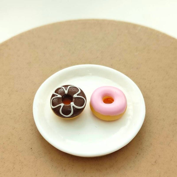 Chocolade donut met bloem en Roze donut