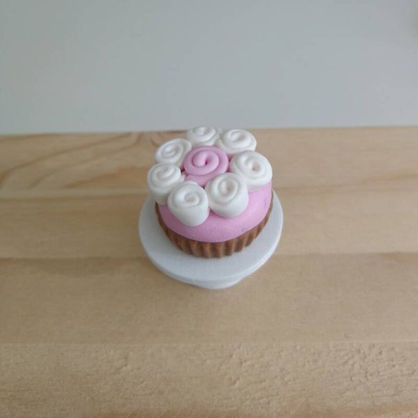 Roze taart met roosjes