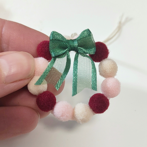 Kerstkrans van vilt bolletjes
