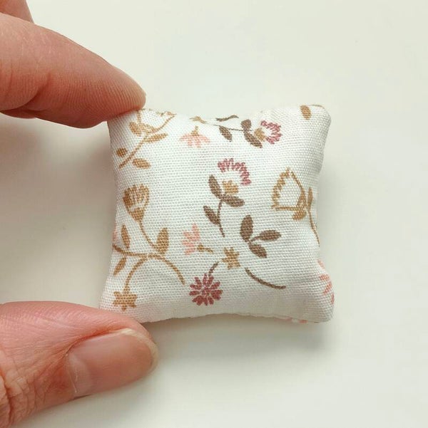 Kussentje Zacht Roze en Oker bloemetjes