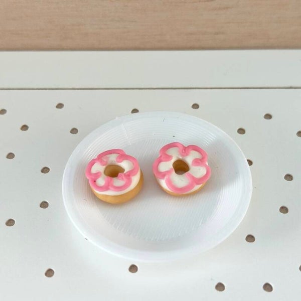 Donuts wit met roze bloemetje