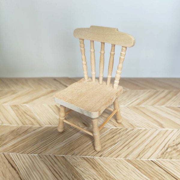 blank houten stoeltje