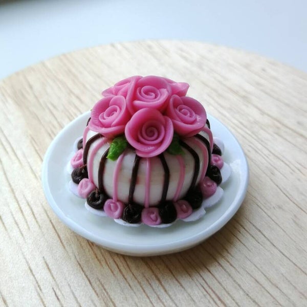 Luxe taartje met roze roosjes