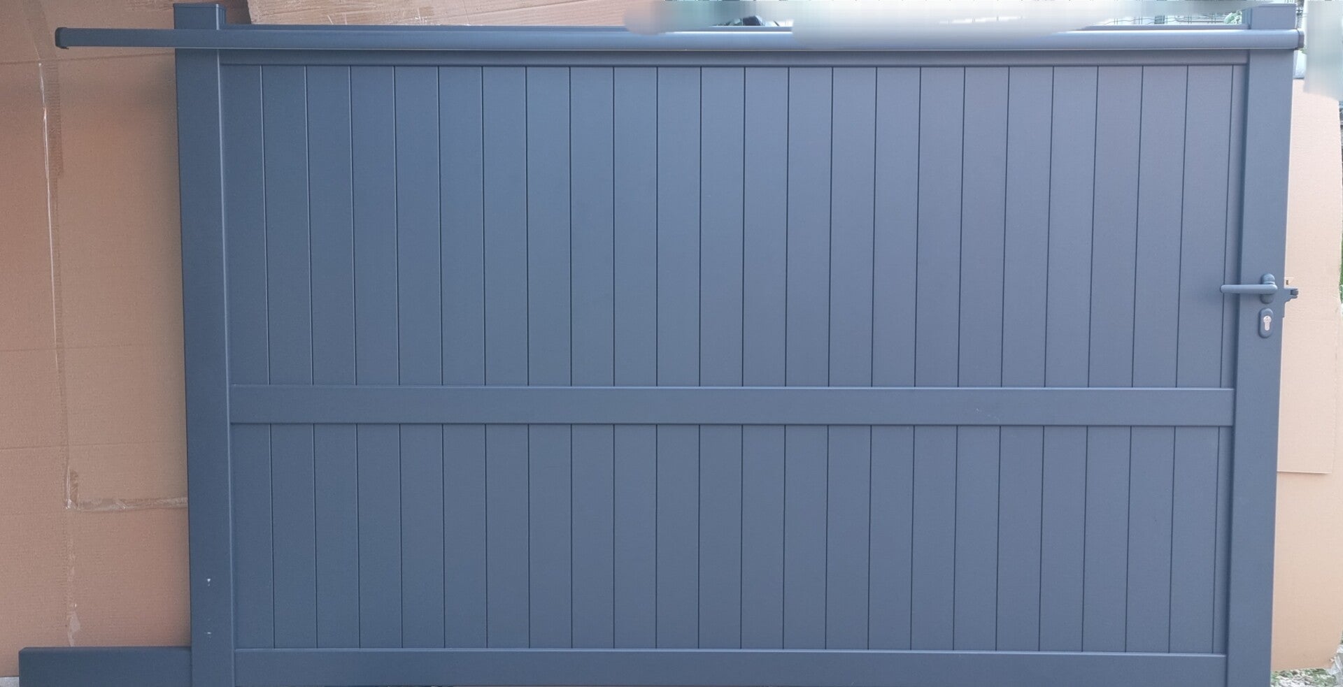 Portail coulissant en aluminium gris