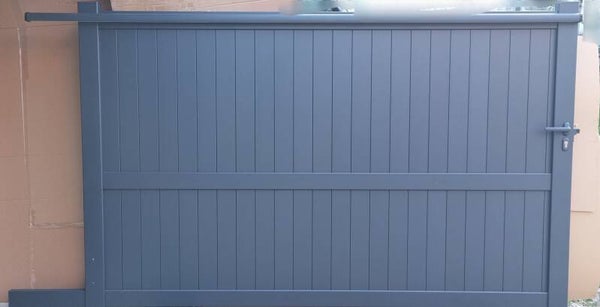 Portail coulissant en aluminium gris