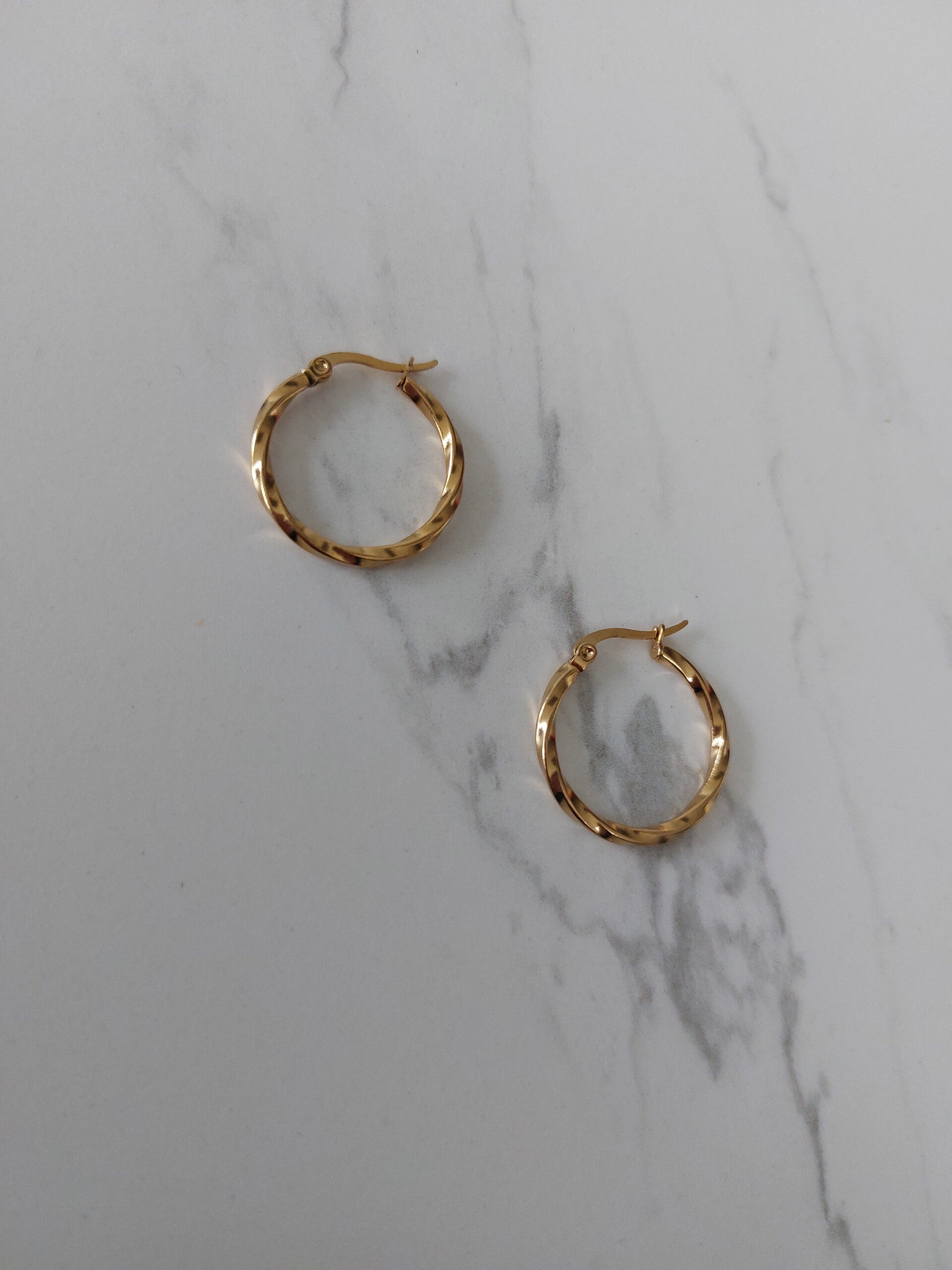 Golden basic hoops with pattern