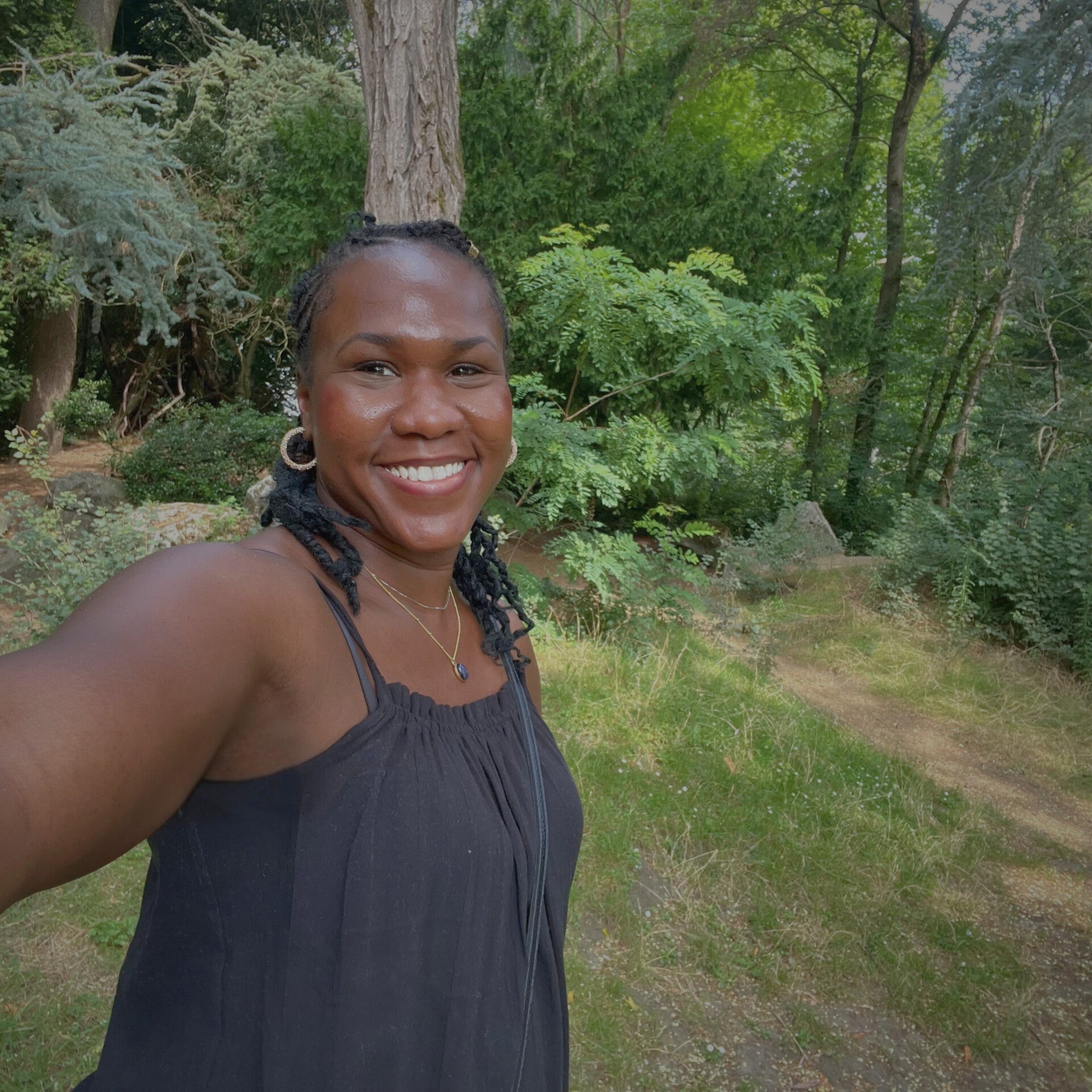 Een foto van de oprichter van Morethanserene in een bosrijke omgeving.