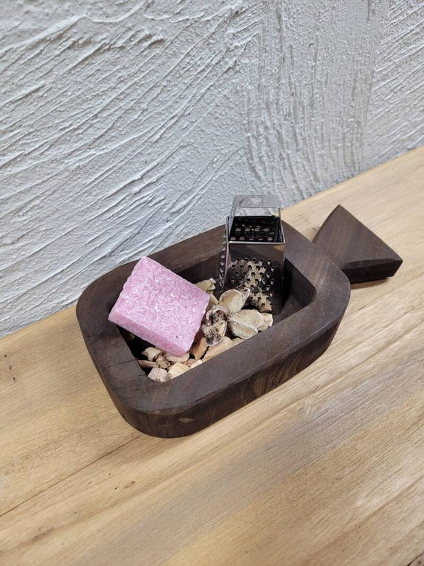 Bruine plank met handvat amberblokje en zilverkleurig mini rasp