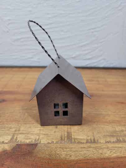 Metalen hanger huisje