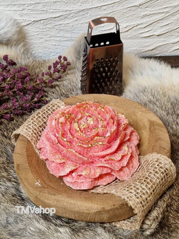 Luxe roos op schaaltje met rasp   12 Ø cm
