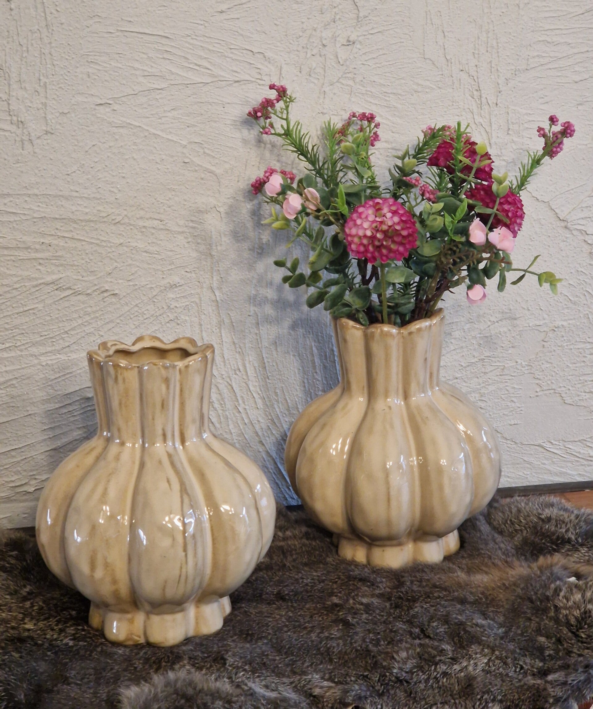 Decooratieve vaas en potten als stijlvolle woonaccessoires.