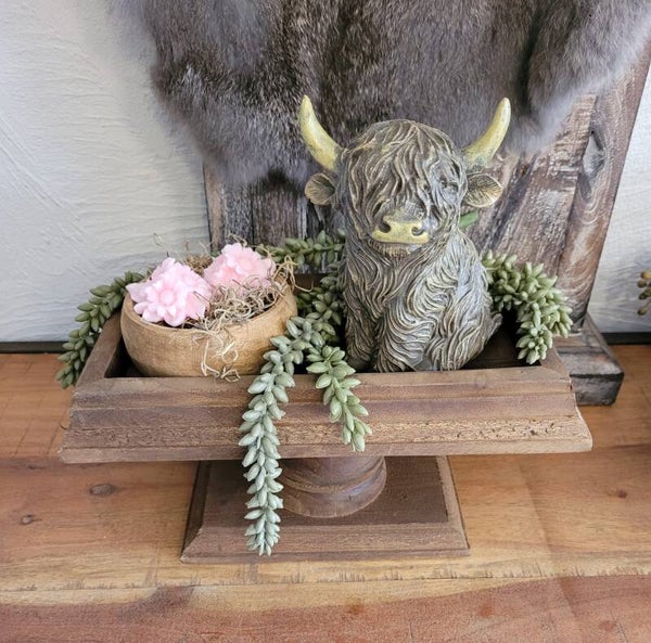 Rustieke Decoratieschaal Schotse Hooglander met Amberboeket Sakura