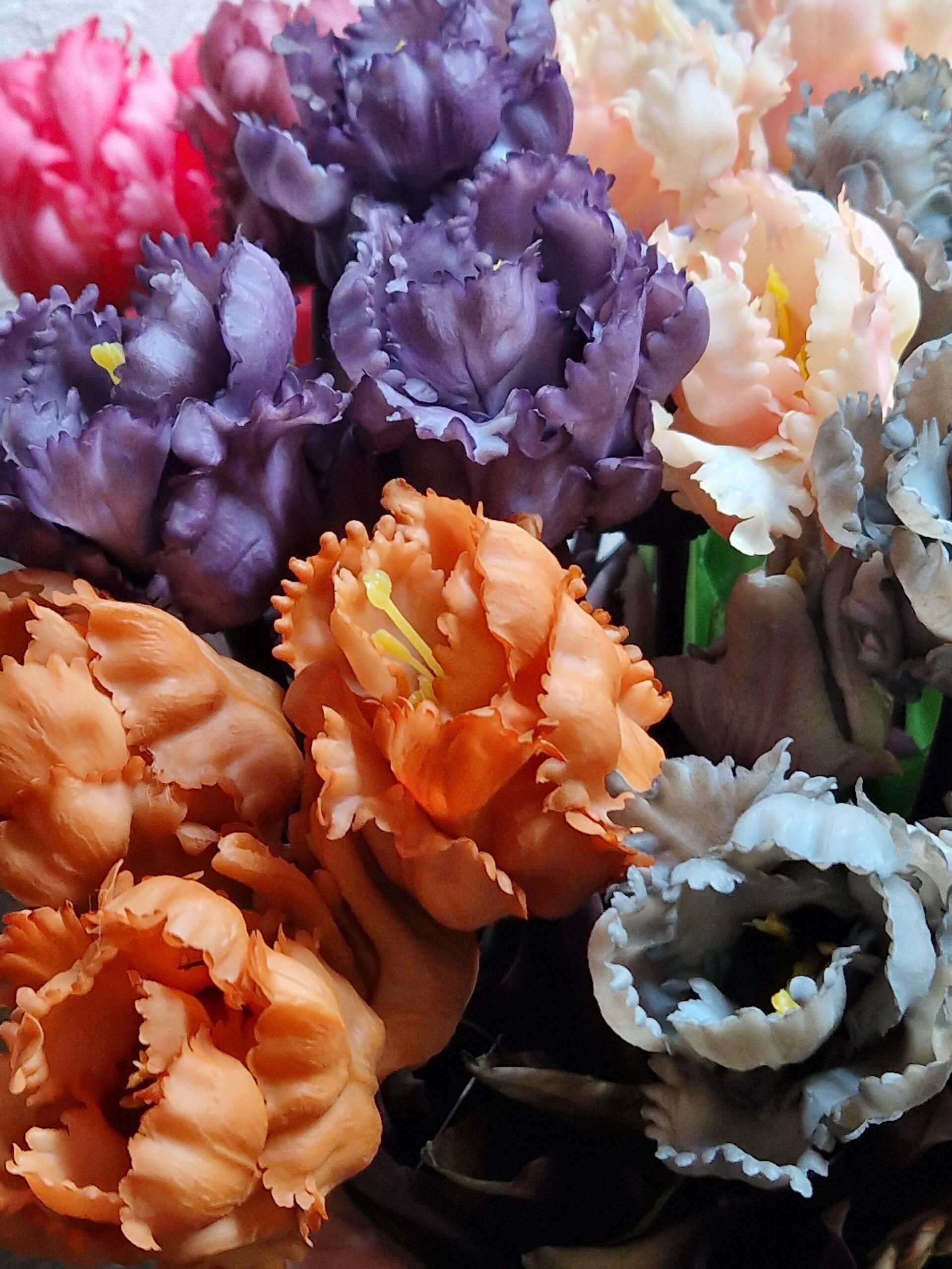 Decoratieve kunstbloemen in verschillende kleuren en stijlen, ideaal voor interieur.