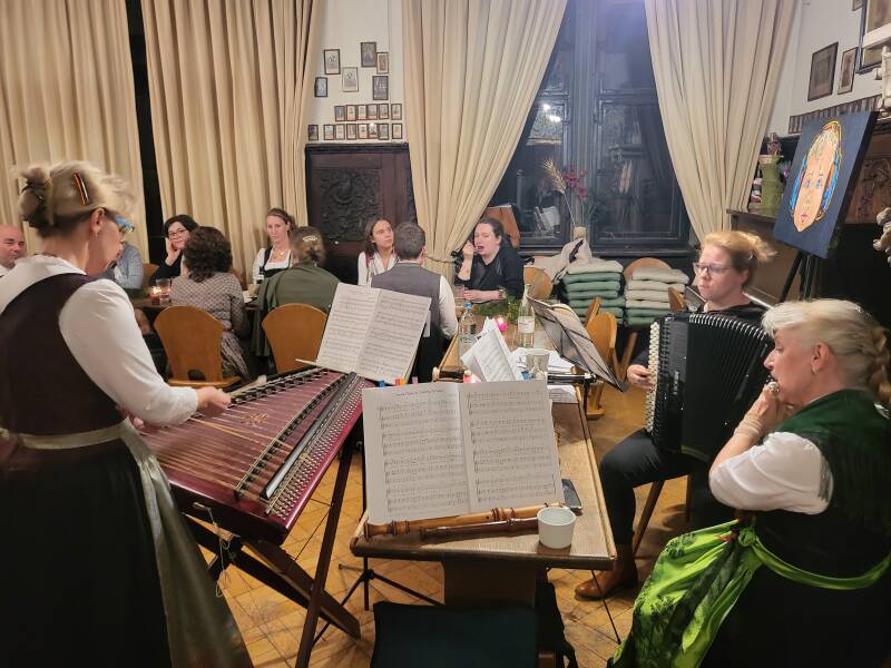 Die Musikerinnen spielen live bei einer Firmen-Weihnachtsfeier in einem schön dekorierten Rittersaal