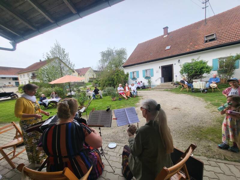 Trio SiLoCo bei einem Auftritt im Frühling im Künstlercafe