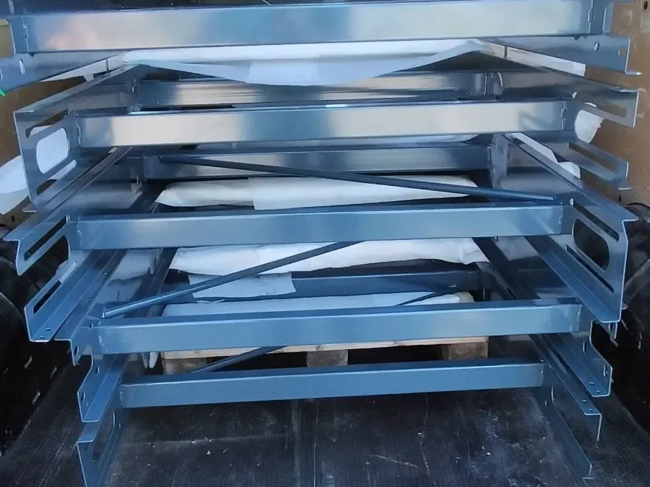 Industriële lading in een bestelbus voor rechtstreeks express transport