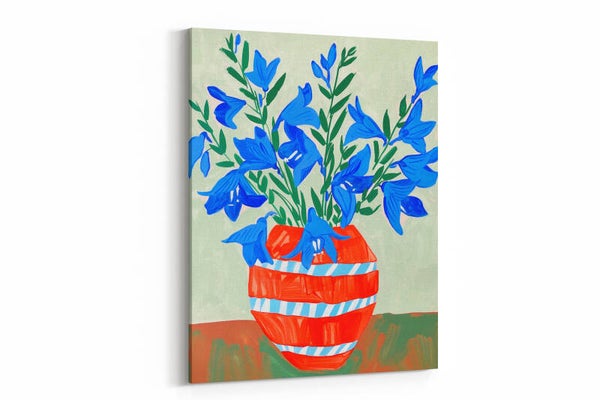 Blauwe bloemen met een gestreepte vaas