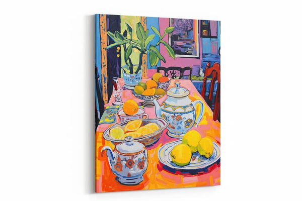 Rijk gedekte tafel met vruchten en servies in een warme setting