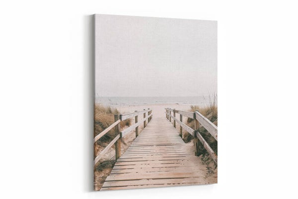 Houten pier in de mist