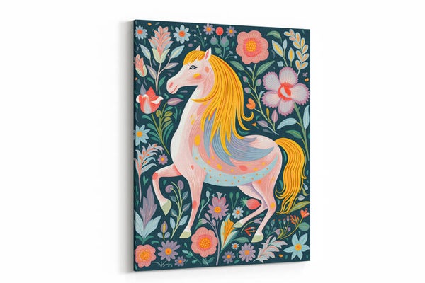 Een mythisch paard versierd met bloemen en patronen