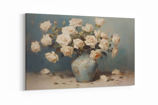 Vaas met witte rozen op een blauwe achtergrond