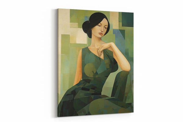 Vrouw in een groene jurk, ontspannen pose in een rustige setting