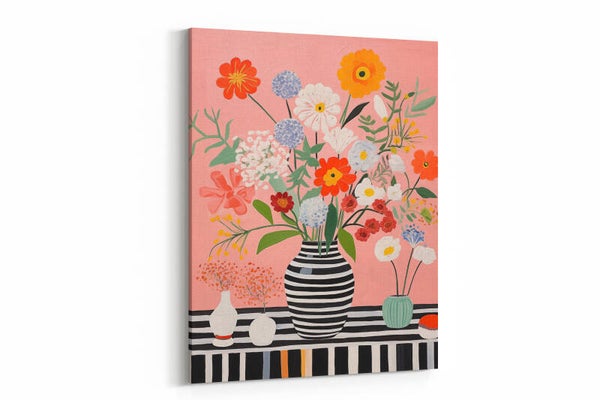 Felgekleurde bloemen in een zwart-wit gestreepte vaas