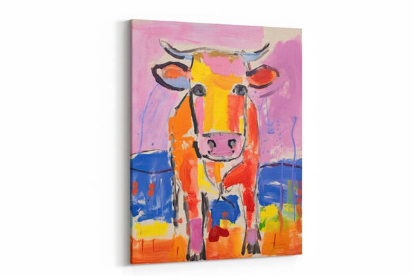 Een artistieke koe met speelse kleuren en expressieve ogen