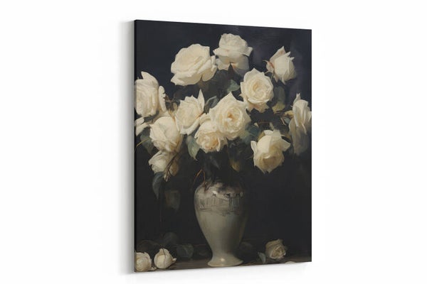 Vaas met witte bloemen in donkere setting