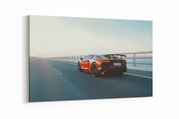 Een krachtige sportauto die over een lege snelweg raast