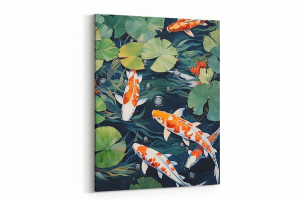 Koi karpers tussen bladeren