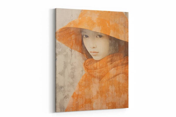 Portret van een vrouw in oranje regenjas