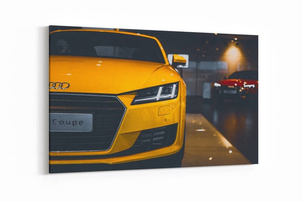 Een felgele Audi TT die oplicht in de duisternis