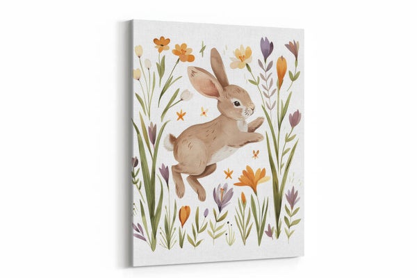 Een nieuwsgierig konijn omringd door wilde bloemen