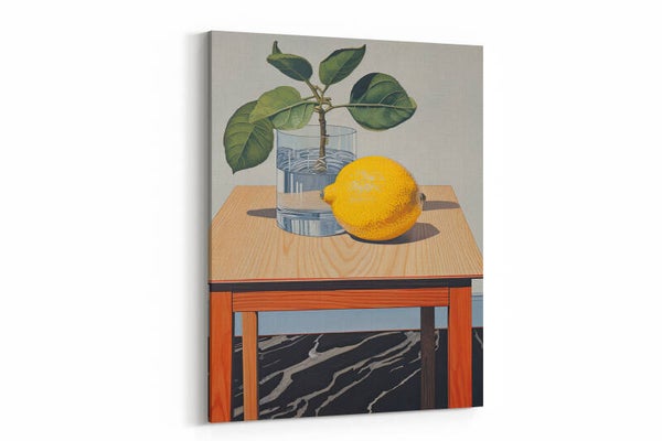 Een enkele citroen op een tafel met een geometrische compositie