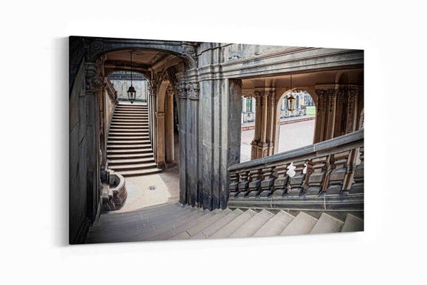 Oude historische stenen trap Zwinger in Dresden Duitsland