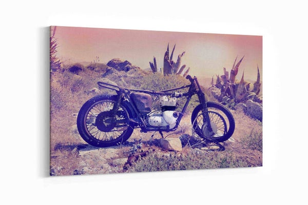 Oude motorfiets achtergelaten in een kaal landschap