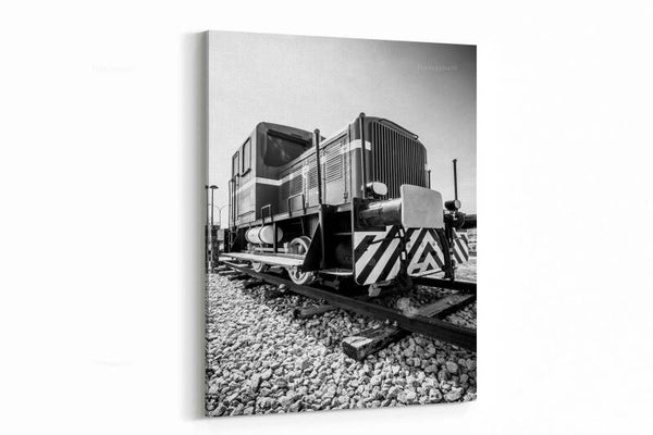 Oude locomotief achtergelaten op een zijspoor