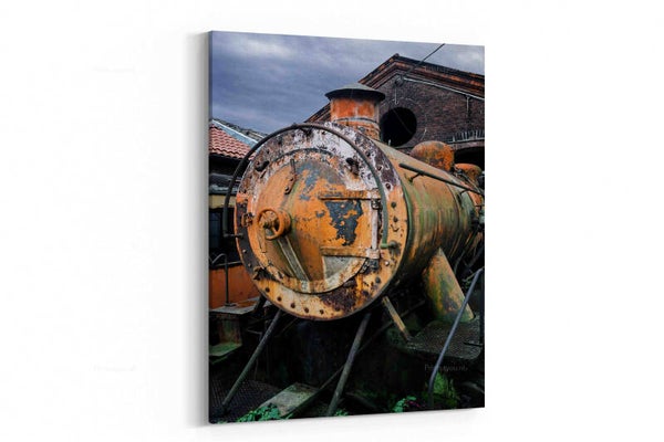 Roestige stoomlocomotief in het station van Turijn Ponte Mosca (Italië)