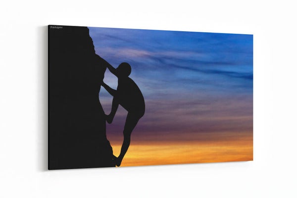 Rotsklimmer bij zonsondergang