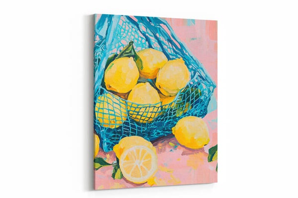 Een net gevuld met felgele citroenen, sfeervol vastgelegd