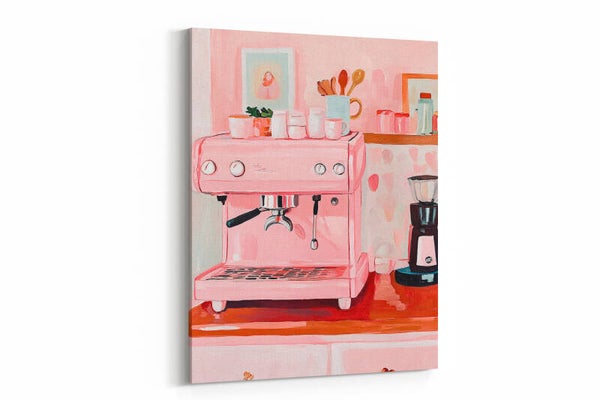 Een roze espressomachine in een gezellige keukenstijl