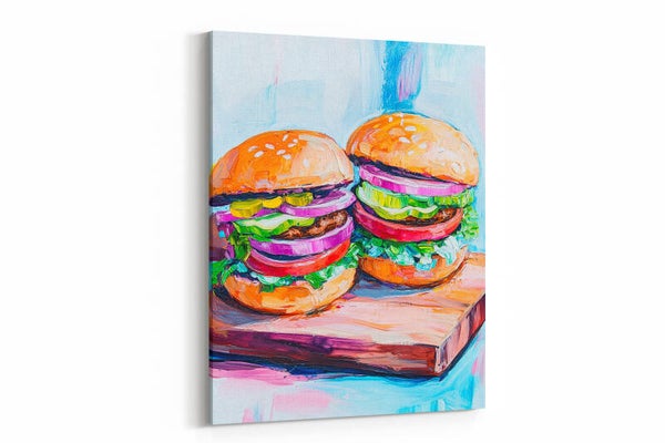 Twee sappige hamburgers op een houten plank
