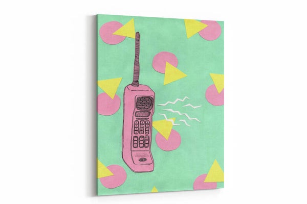 Retro mobiele telefoon op pastel achtergrond