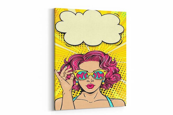 Vrouw met zonnebril en wolkenpatroon