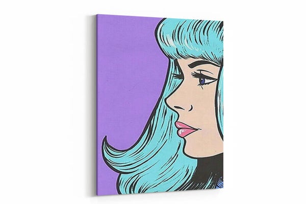 Blauwharige vrouw met intense blik
