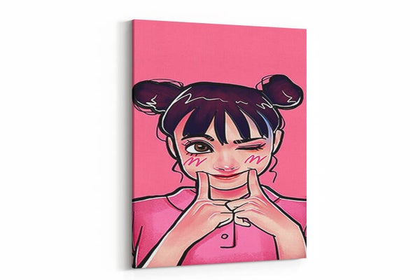 Meisje met speelse blik op roze achtergrond